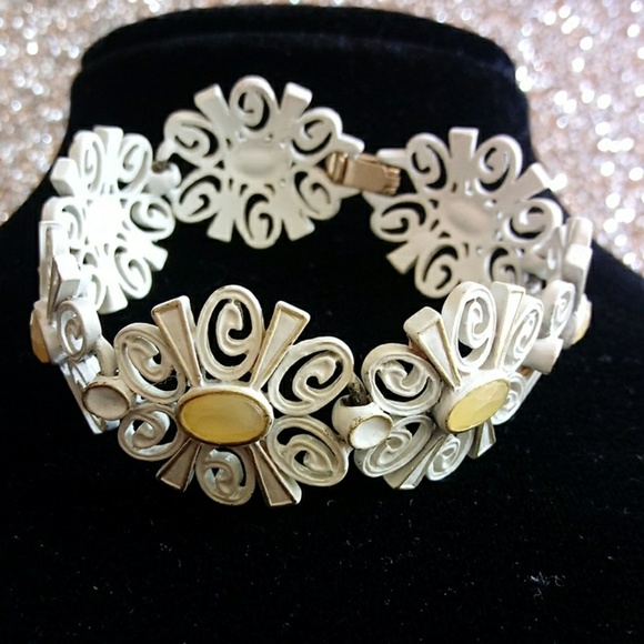 Anthropologie Jewelry - Anthropologie Ladies 7 inch Bracelet